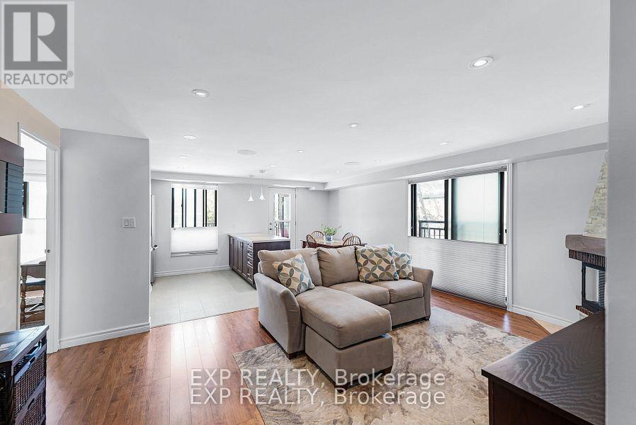 104 - 15390 Yonge Street, Aurora, ON - Indoor Photo Showing Living Room