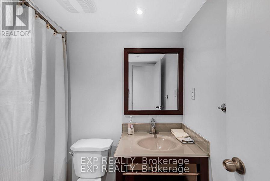 104 - 15390 Yonge Street, Aurora, ON - Indoor Photo Showing Bathroom