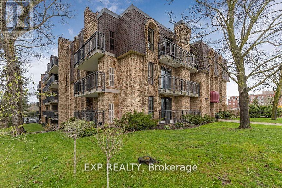 104 - 15390 Yonge Street, Aurora, ON - Outdoor With Facade