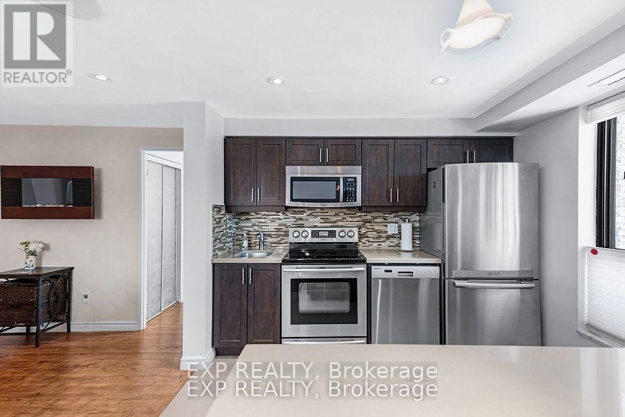 104 - 15390 Yonge Street, Aurora, ON - Indoor Photo Showing Kitchen