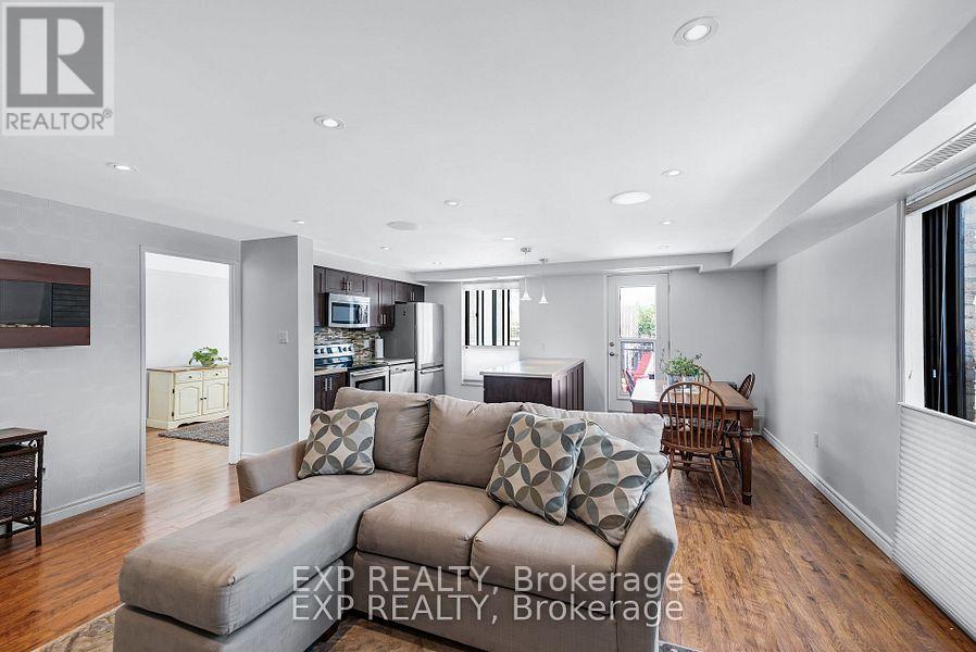 104 - 15390 Yonge Street, Aurora, ON - Indoor Photo Showing Living Room