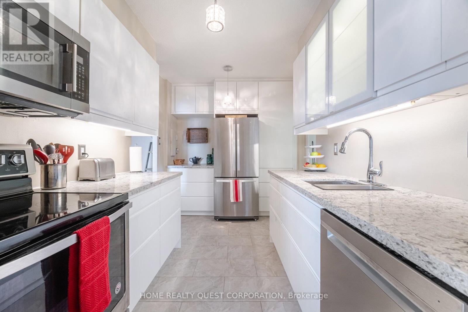 510 - 3170 Kirwin Avenue, Mississauga, ON - Indoor Photo Showing Kitchen With Double Sink With Upgraded Kitchen