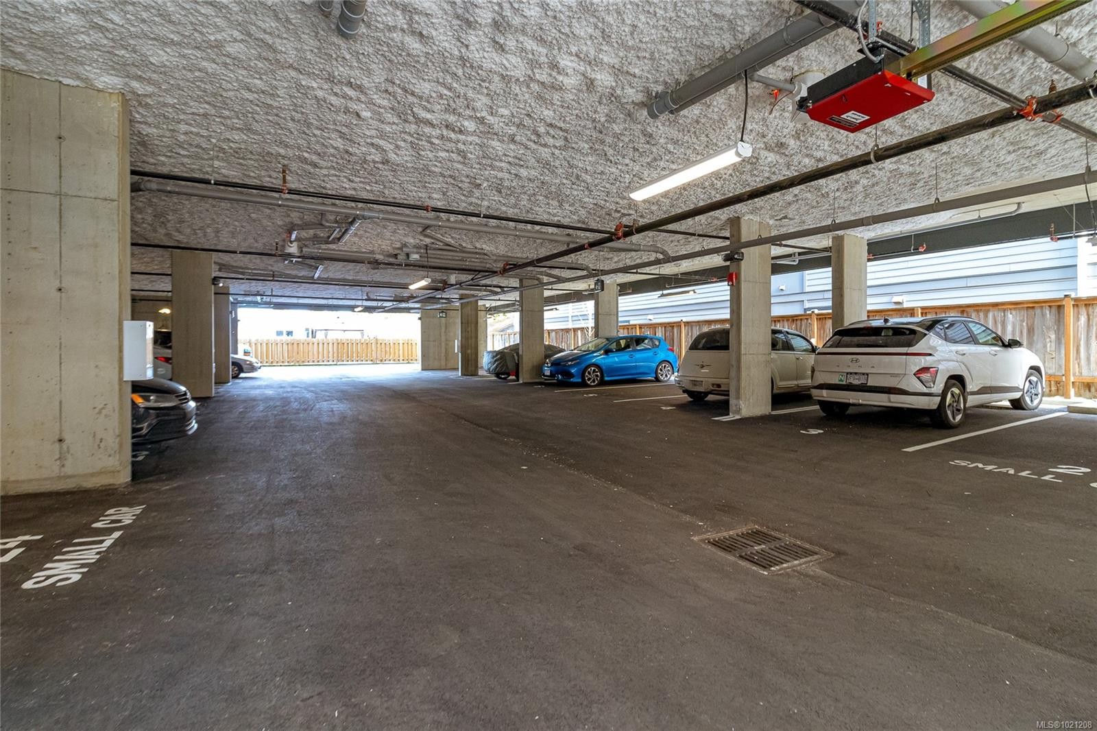 304-918 Jenkins Ave, Langford, BC - Indoor Photo Showing Garage