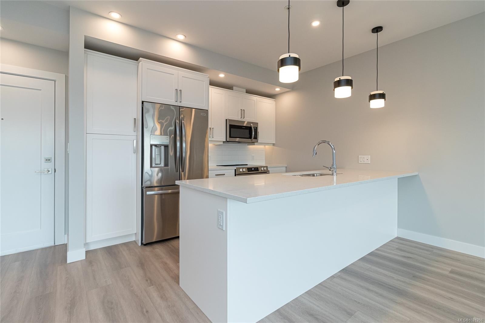 304-918 Jenkins Ave, Langford, BC - Indoor Photo Showing Kitchen With Upgraded Kitchen