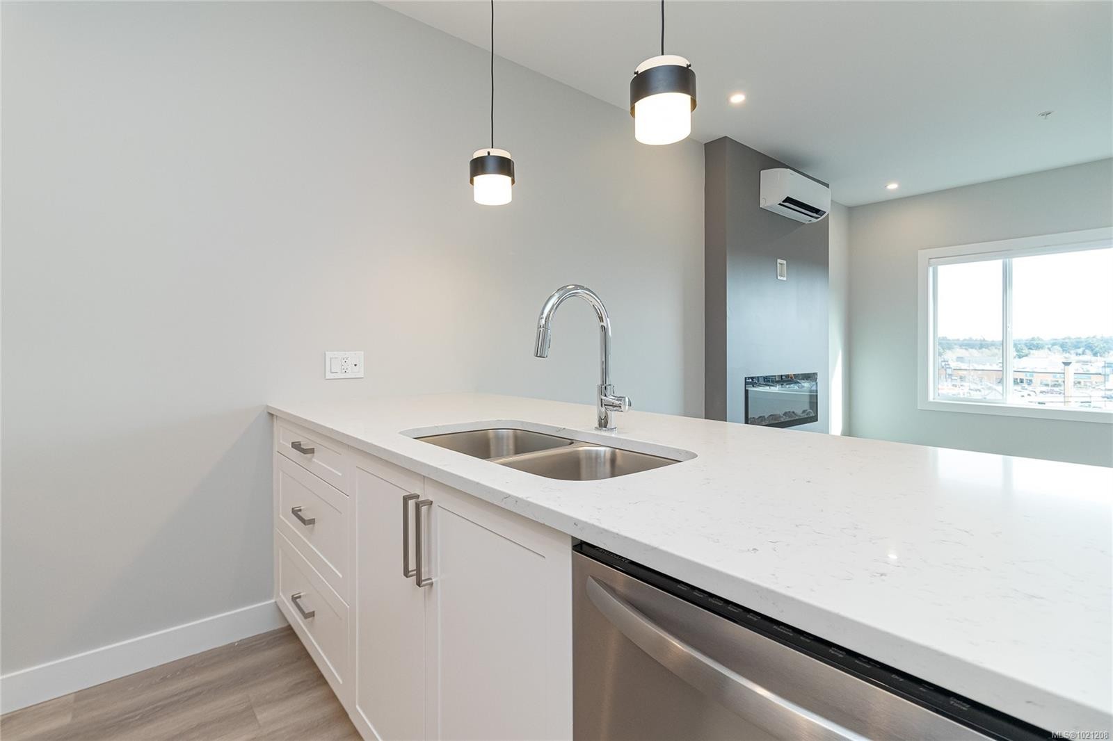 304-918 Jenkins Ave, Langford, BC - Indoor Photo Showing Kitchen With Double Sink
