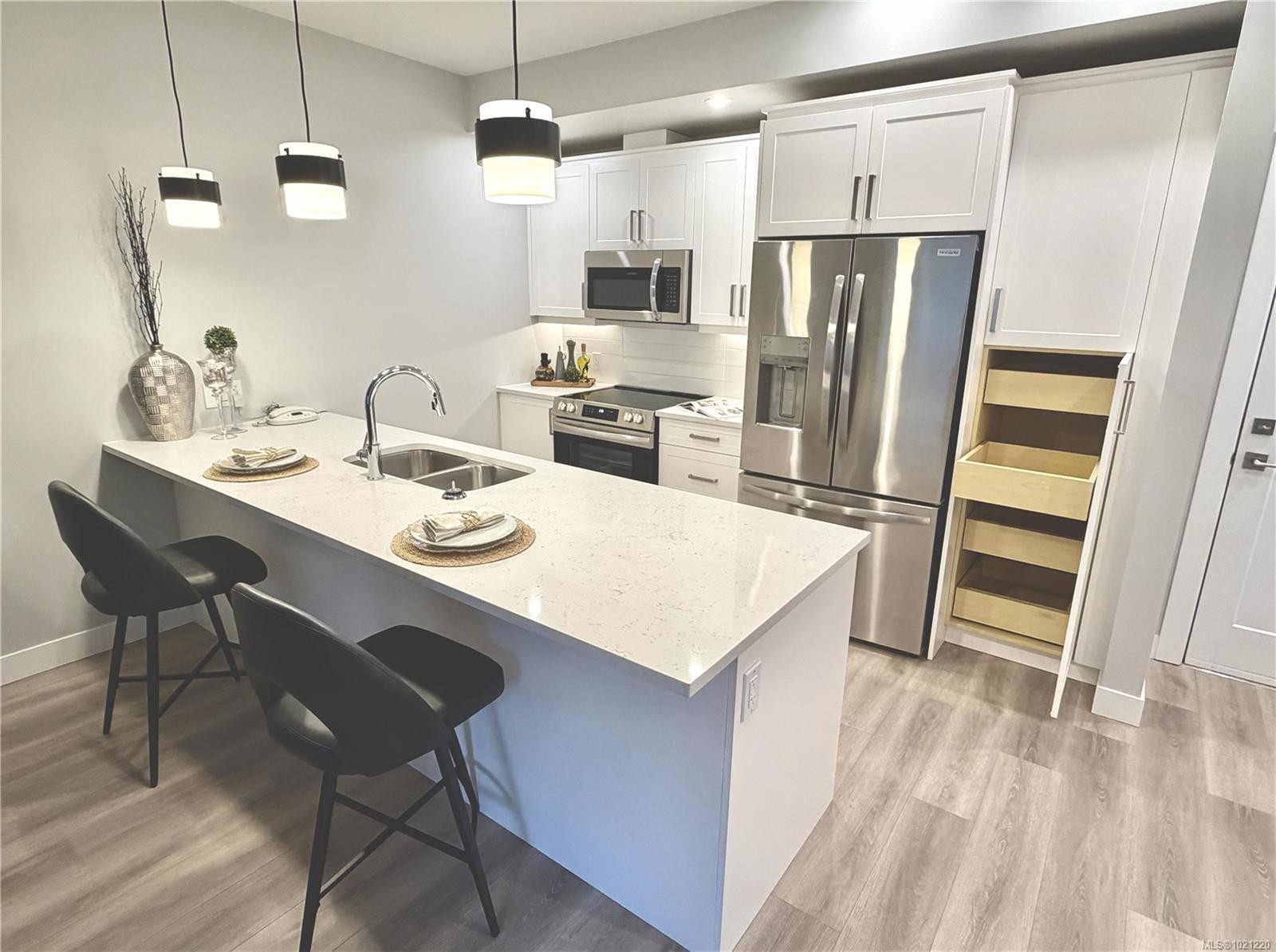 505-918 Jenkins Ave, Langford, BC - Indoor Photo Showing Kitchen With Double Sink With Upgraded Kitchen