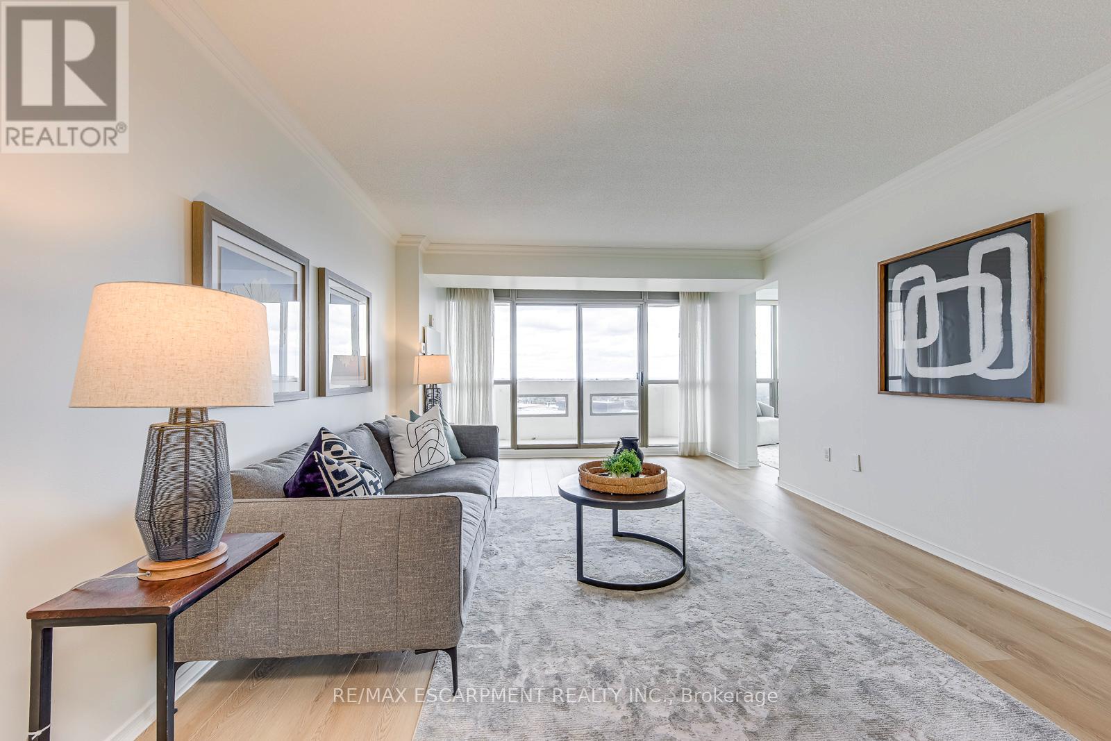 902 - 5080 Pinedale Avenue, Burlington, ON - Indoor Photo Showing Living Room