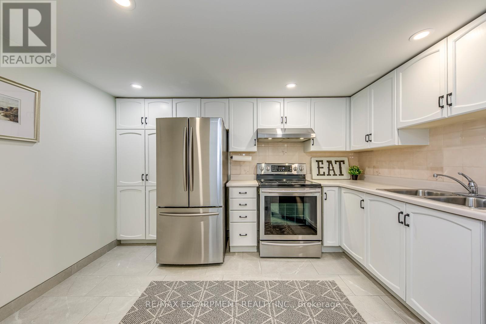 902 - 5080 Pinedale Avenue, Burlington, ON - Indoor Photo Showing Kitchen With Stainless Steel Kitchen With Double Sink