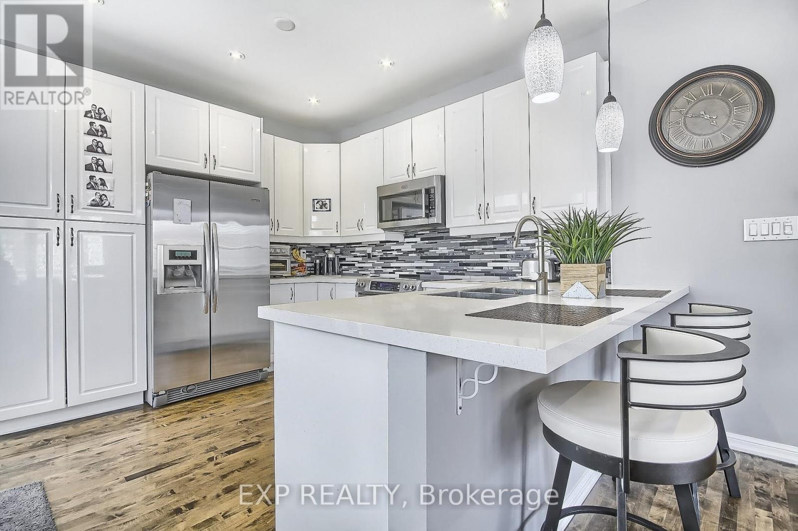 864 Etherington Way, Milton, ON - Indoor Photo Showing Kitchen With Upgraded Kitchen