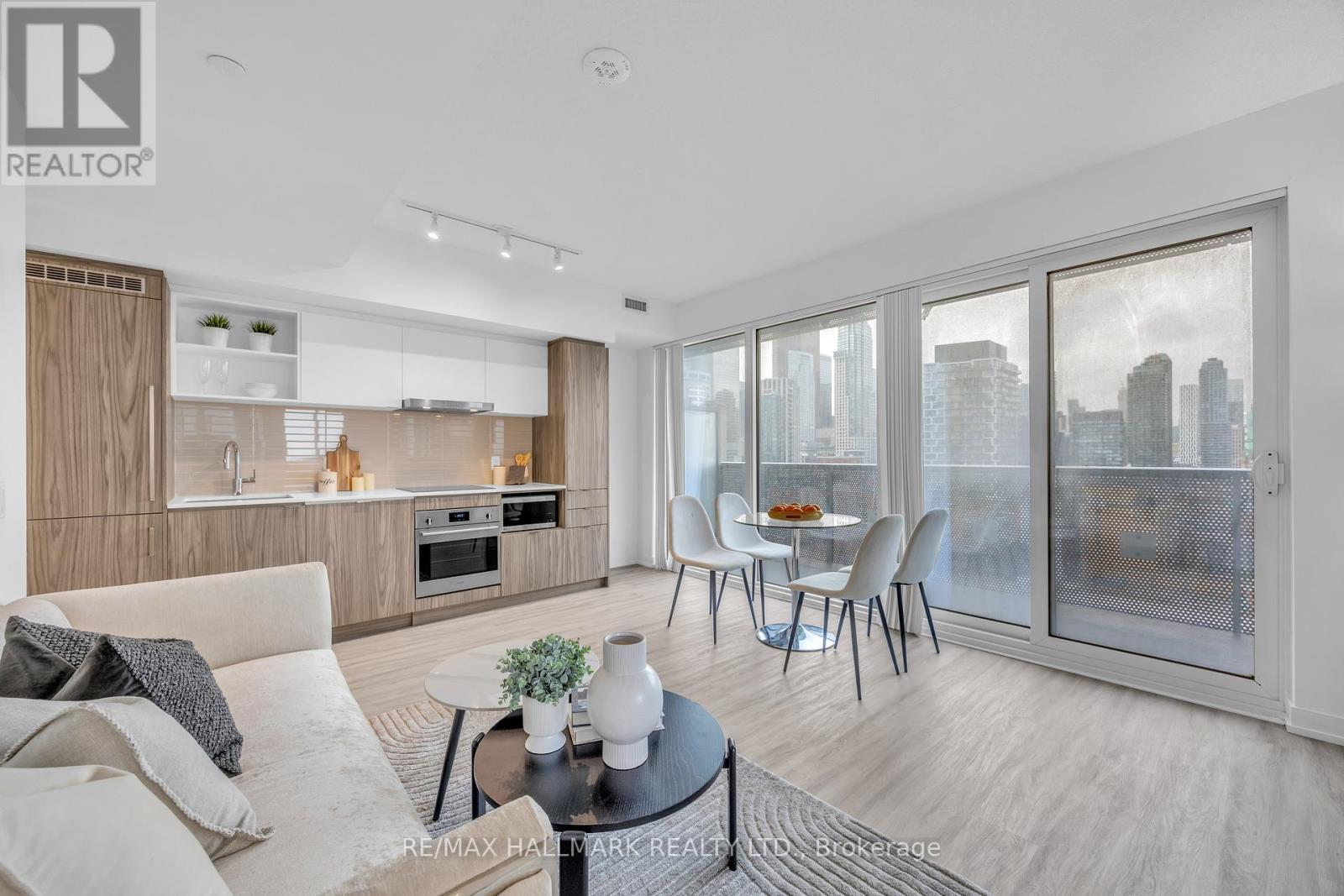 1905 - 55 Cooper Street, Toronto, ON - Indoor Photo Showing Living Room