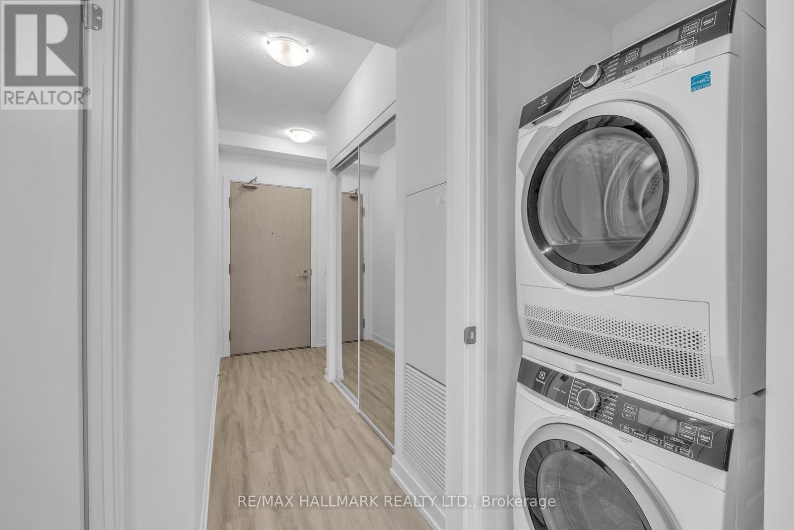 1905 - 55 Cooper Street, Toronto, ON - Indoor Photo Showing Laundry Room