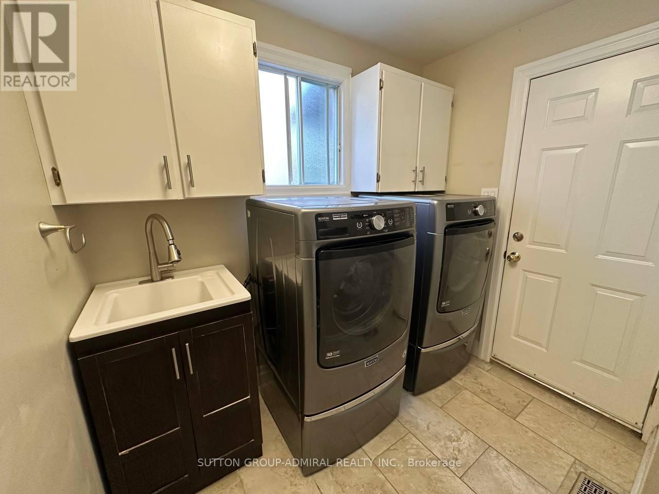 102 Hazelwood Drive, Newmarket, ON - Indoor Photo Showing Laundry Room
