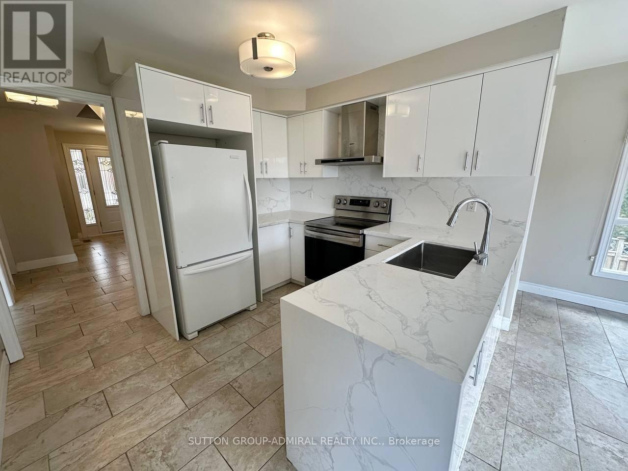 102 Hazelwood Drive, Newmarket, ON - Indoor Photo Showing Kitchen