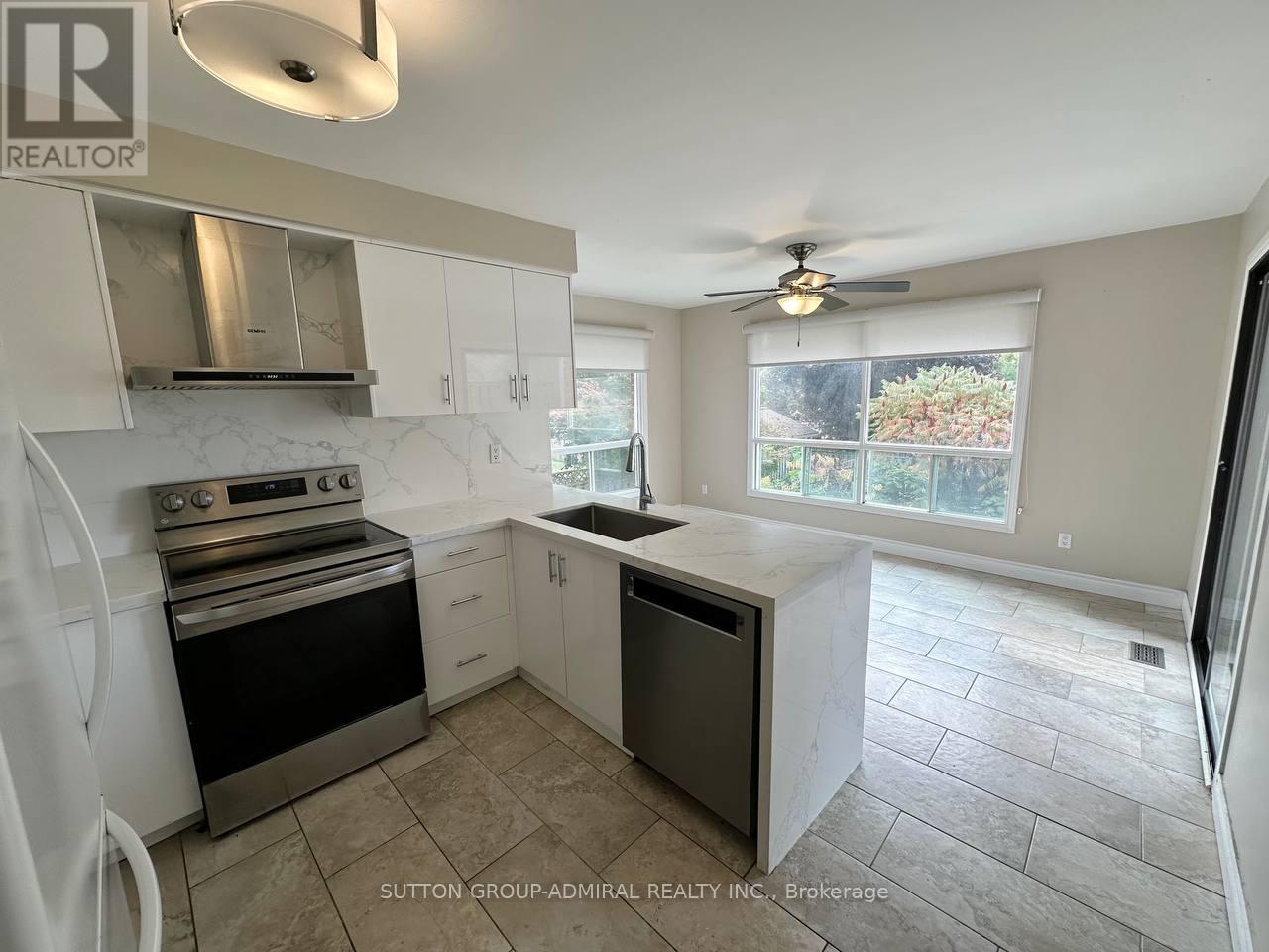 102 Hazelwood Drive, Newmarket, ON - Indoor Photo Showing Kitchen
