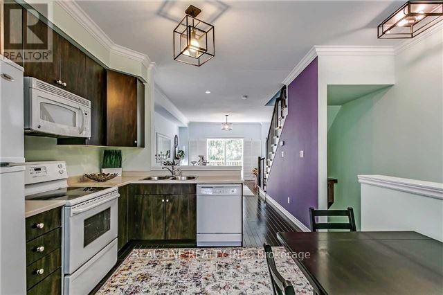4298 Ingram Common, Burlington, ON - Indoor Photo Showing Kitchen With Double Sink
