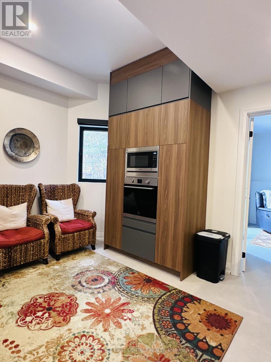 4B Pierce Court, Springwater, ON - Indoor Photo Showing Living Room