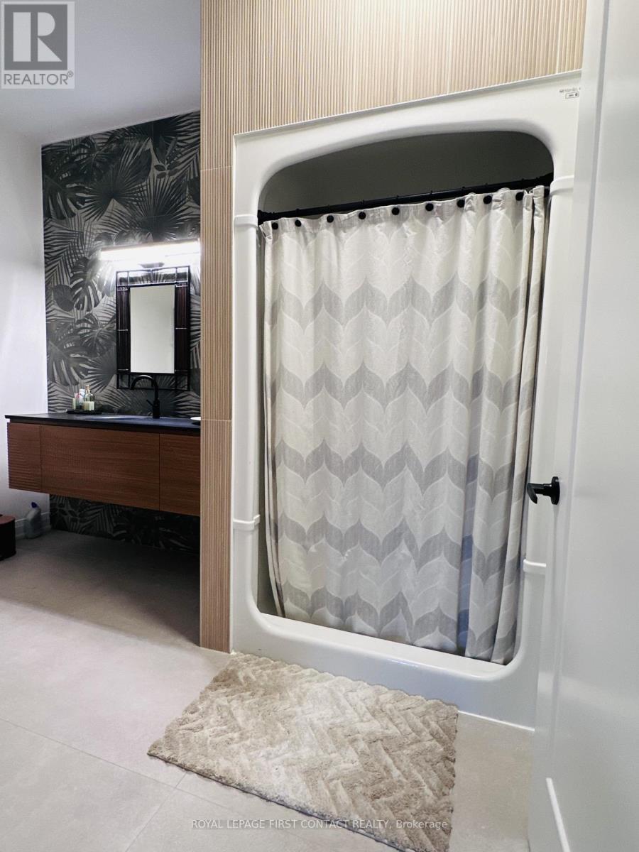 4B Pierce Court, Springwater, ON - Indoor Photo Showing Bathroom