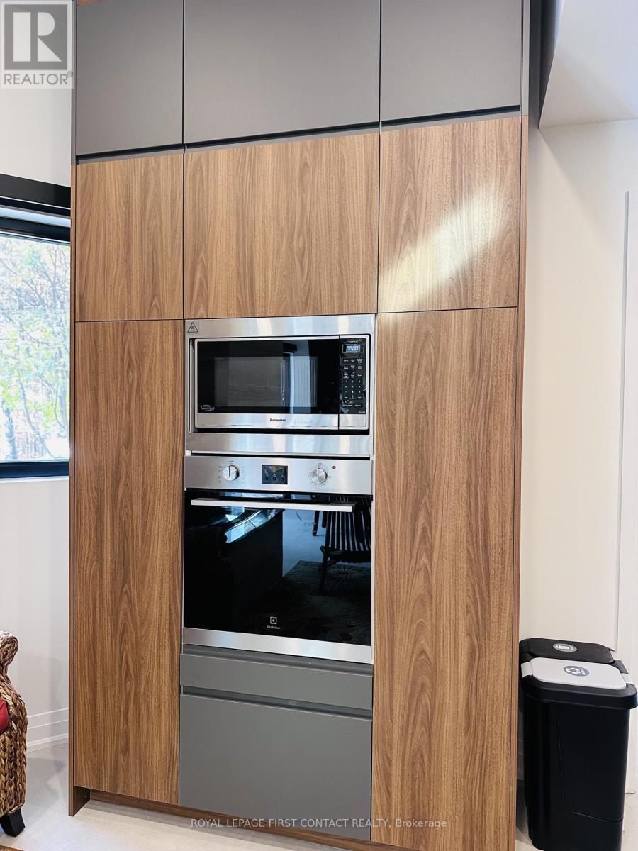 4B Pierce Court, Springwater, ON - Indoor Photo Showing Kitchen