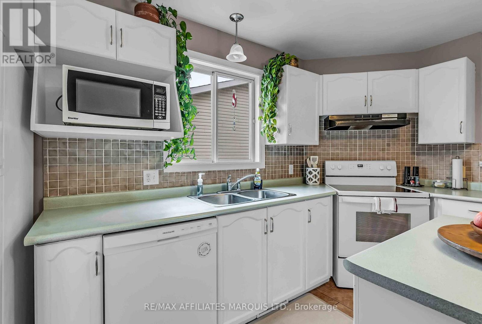 213 Northwoods Crescent, Cornwall, ON - Indoor Photo Showing Kitchen With Double Sink