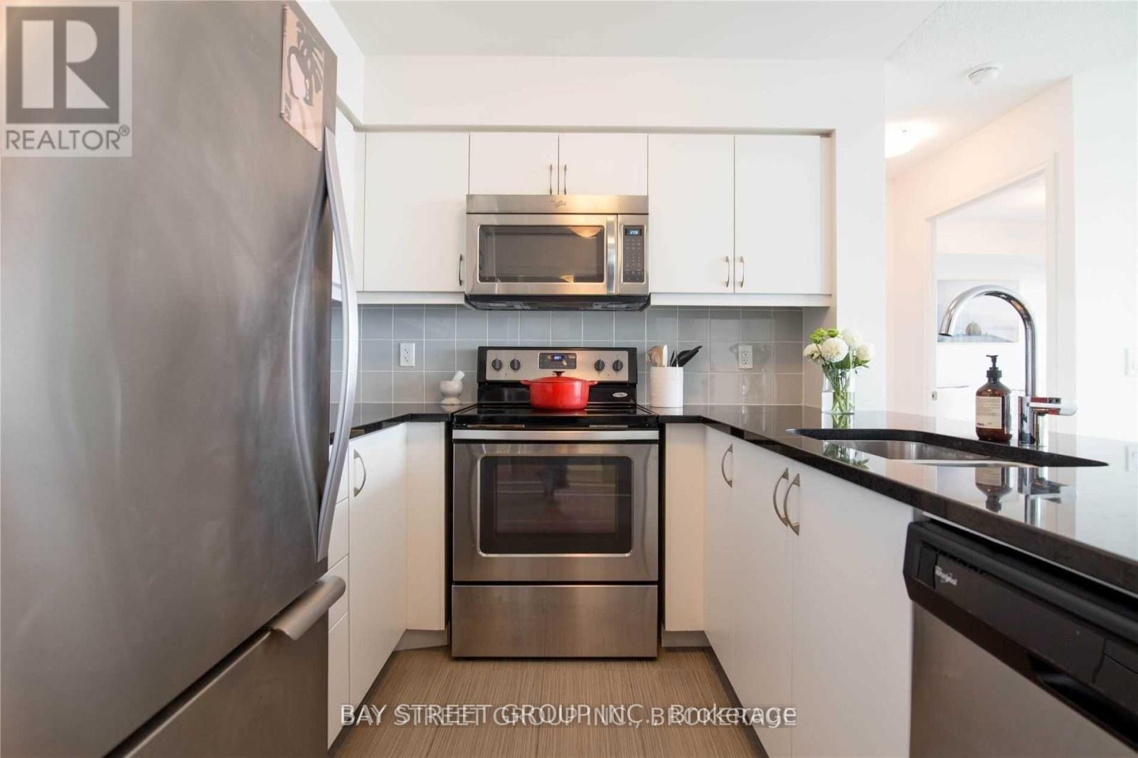1209 - 25 Lower Simcoe Street, Toronto, ON - Indoor Photo Showing Kitchen With Upgraded Kitchen