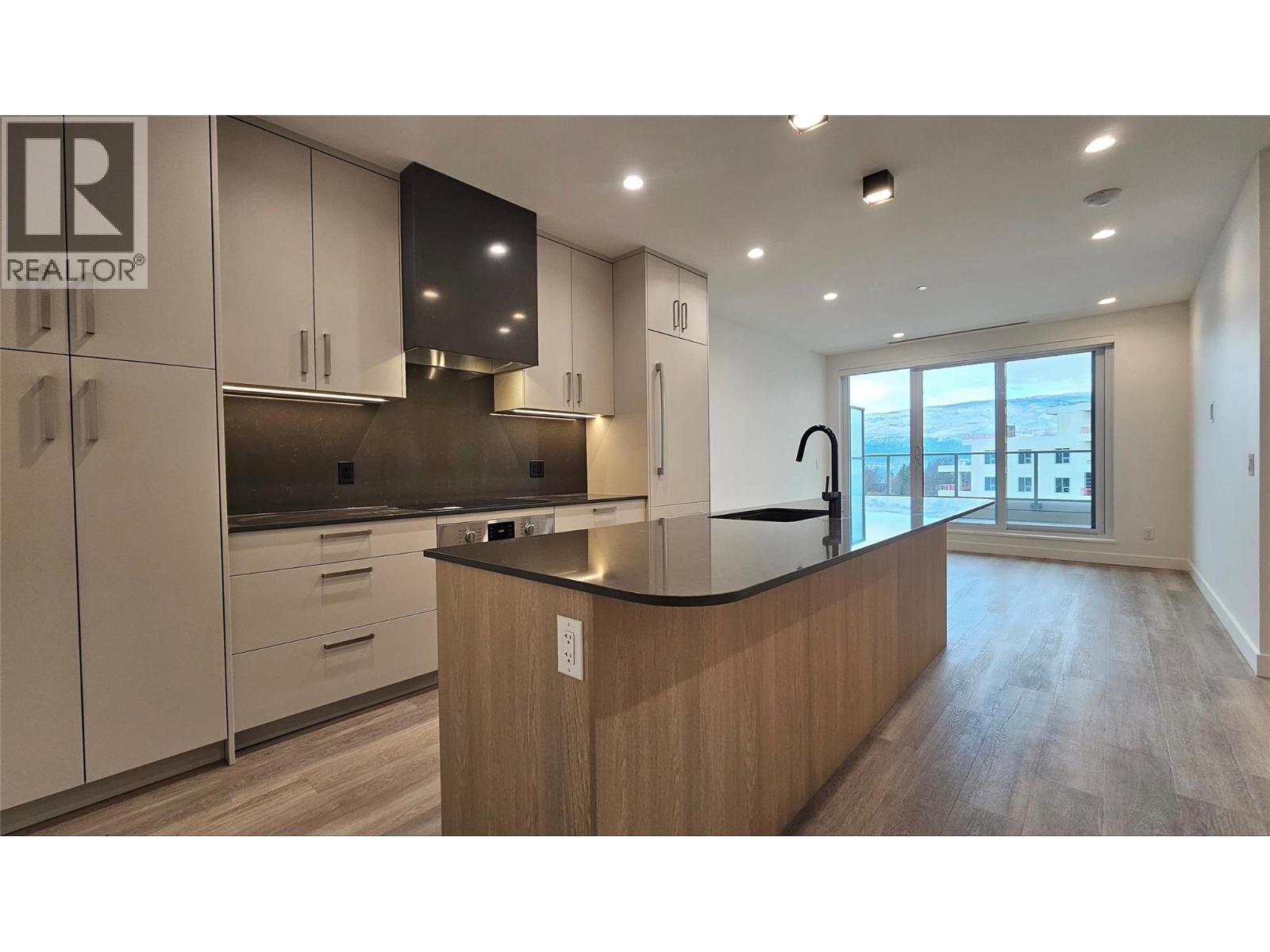 3340 Lakeshore Road Unit# 606, Kelowna, BC - Indoor Photo Showing Kitchen With Upgraded Kitchen