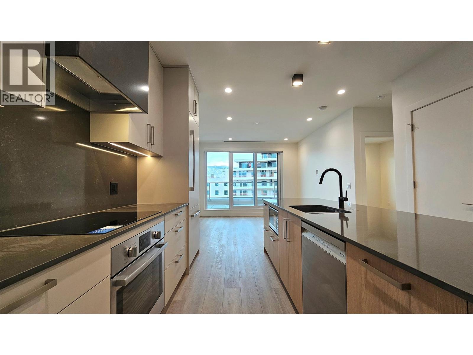 3340 Lakeshore Road Unit# 606, Kelowna, BC - Indoor Photo Showing Kitchen With Upgraded Kitchen