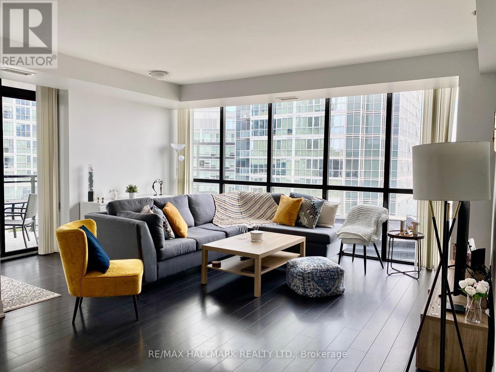 420 - 2900 Highway 7 Road, Vaughan, ON - Indoor Photo Showing Living Room