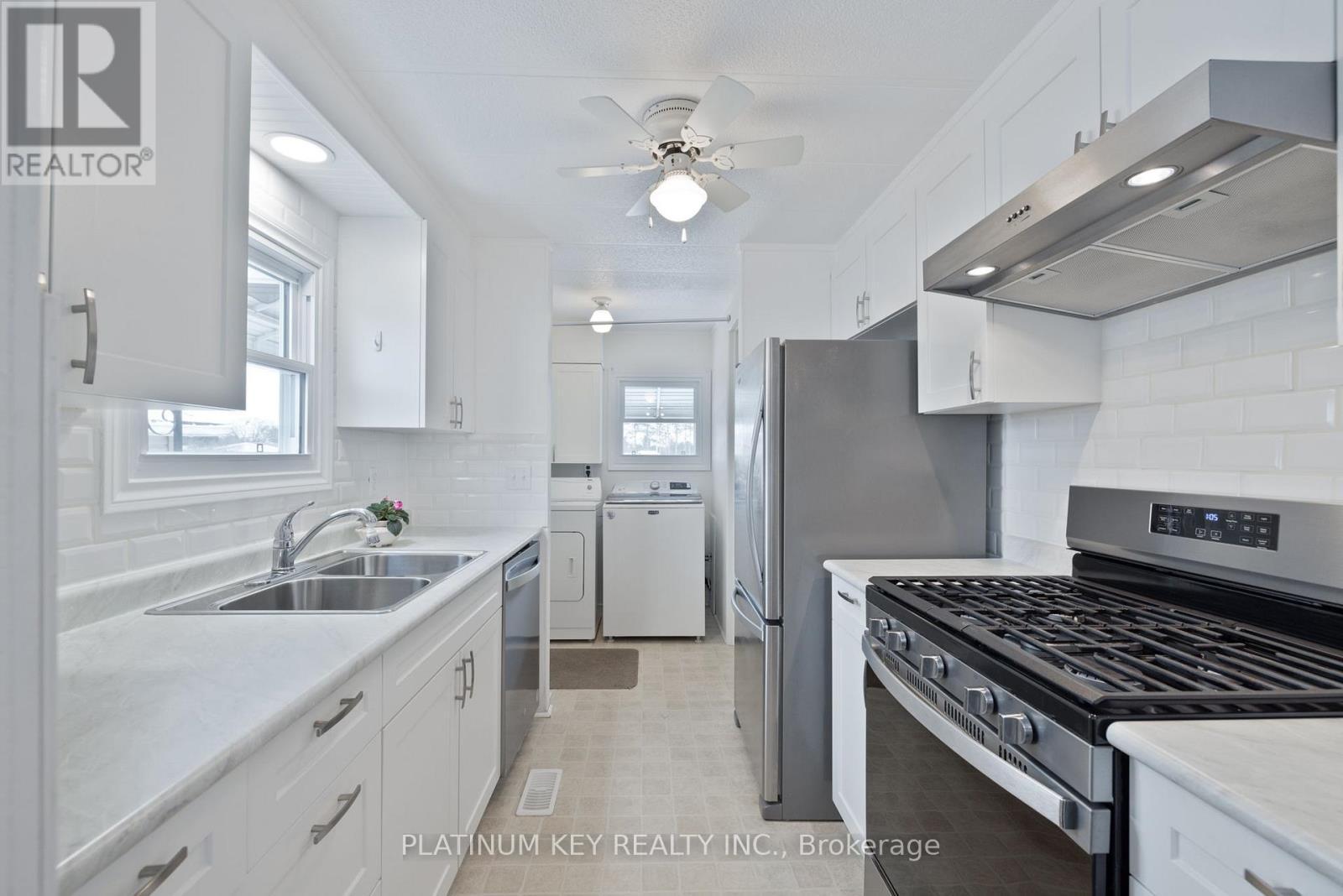 477 Richard Crescent, Strathroy-Caradoc (Se), ON - Indoor Photo Showing Kitchen With Double Sink With Upgraded Kitchen