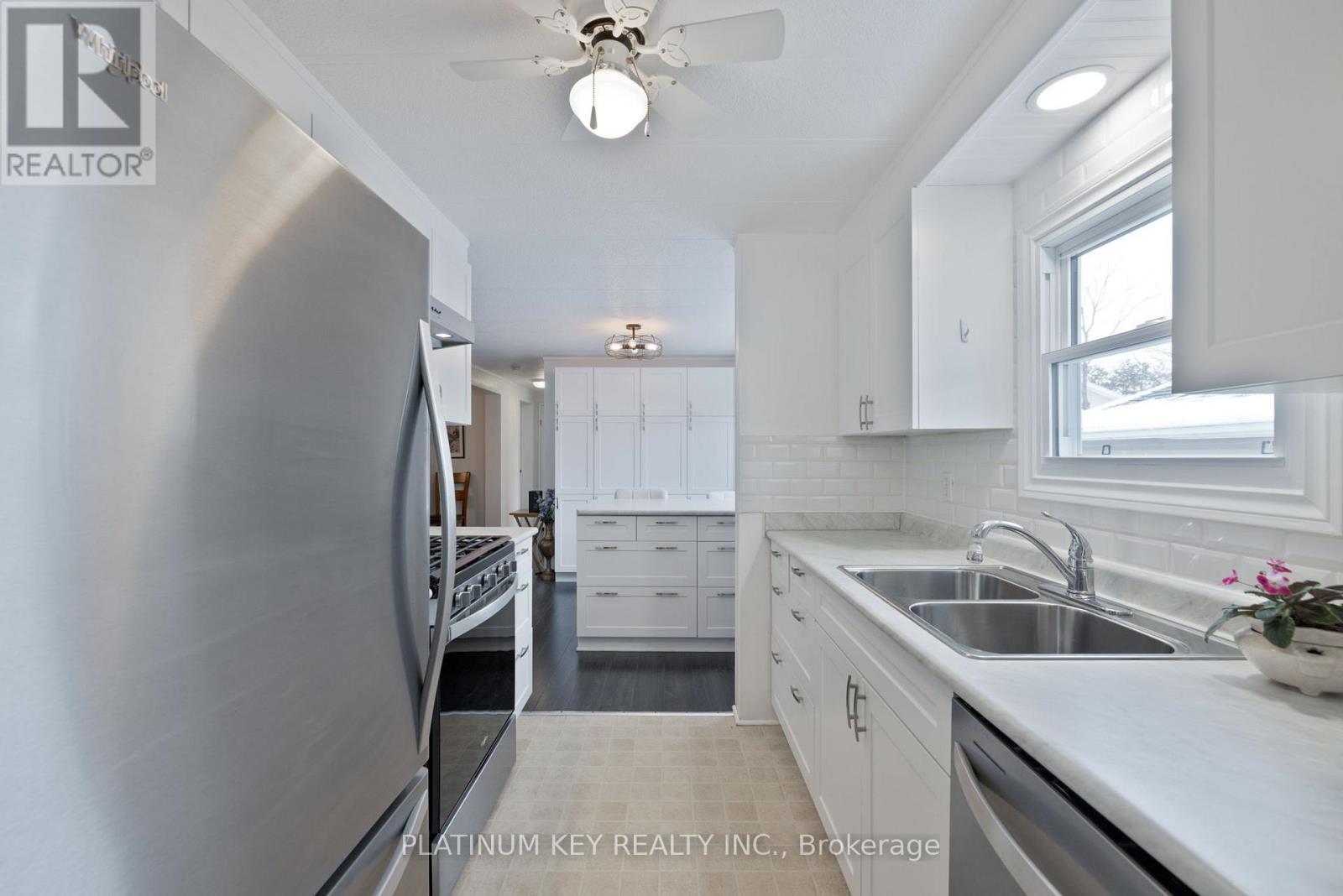 477 Richard Crescent, Strathroy-Caradoc (Se), ON - Indoor Photo Showing Kitchen With Double Sink