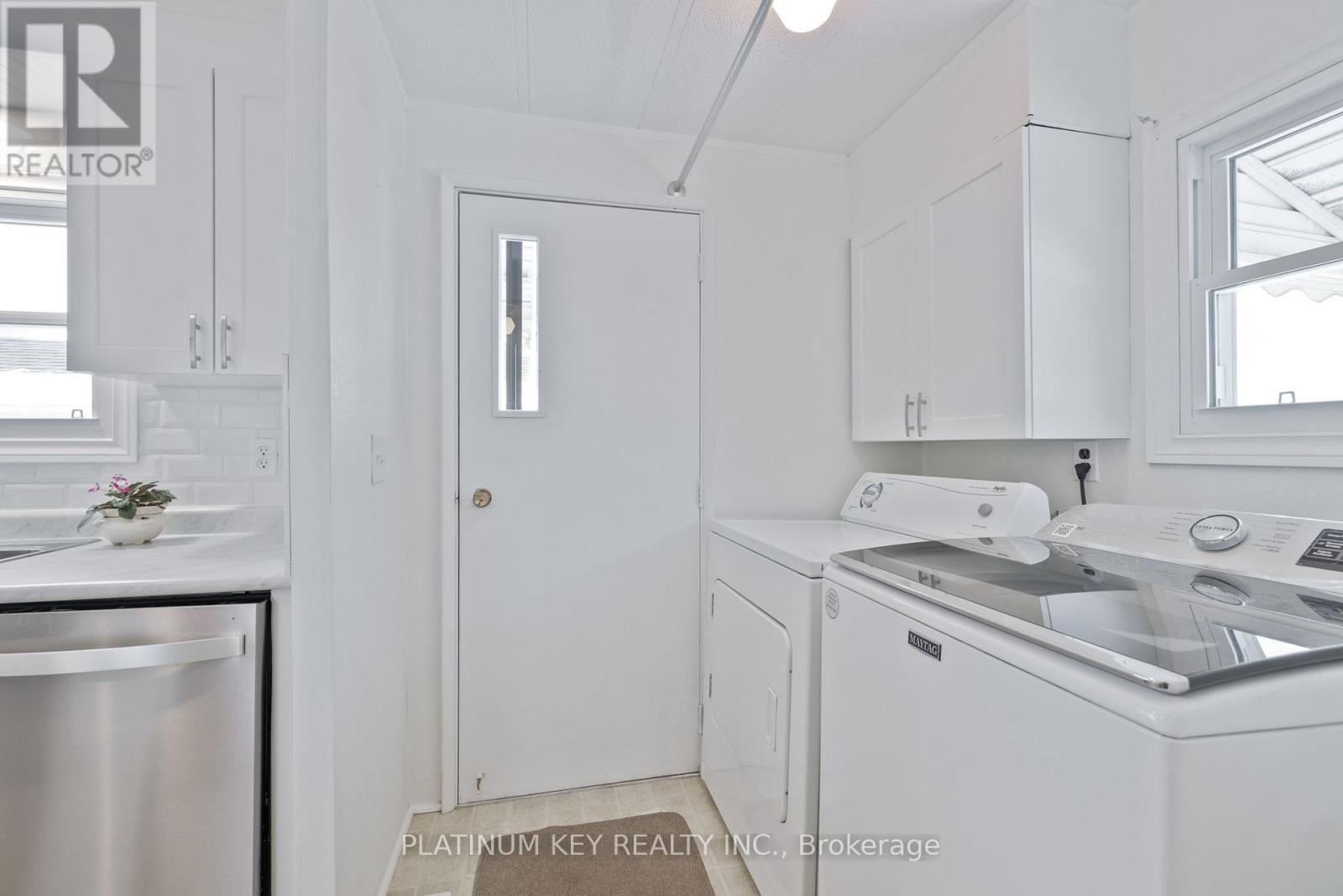 477 Richard Crescent, Strathroy-Caradoc (Se), ON - Indoor Photo Showing Laundry Room