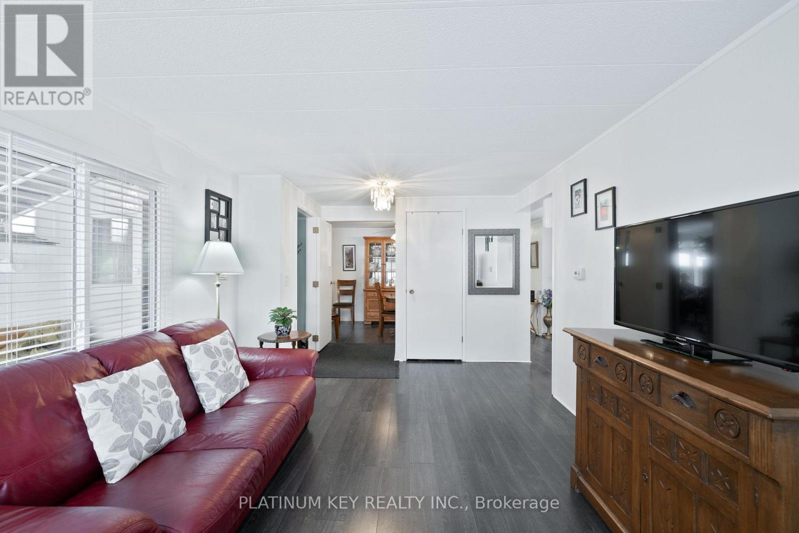 477 Richard Crescent, Strathroy-Caradoc (Se), ON - Indoor Photo Showing Living Room