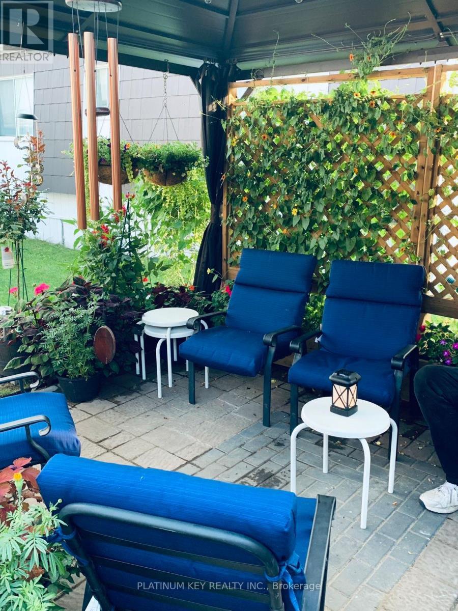 477 Richard Crescent, Strathroy-Caradoc (Se), ON - Outdoor With Deck Patio Veranda