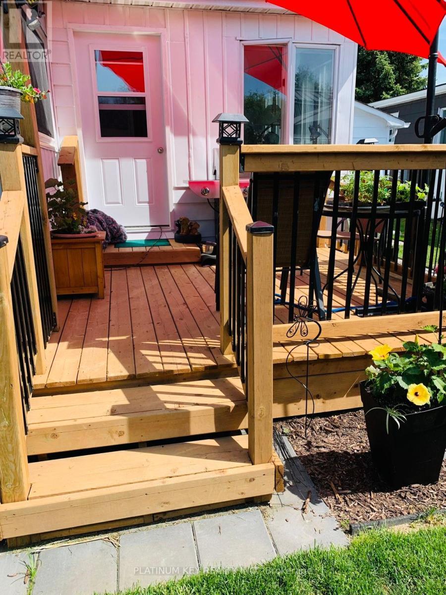 477 Richard Crescent, Strathroy-Caradoc (Se), ON - Outdoor With Deck Patio Veranda