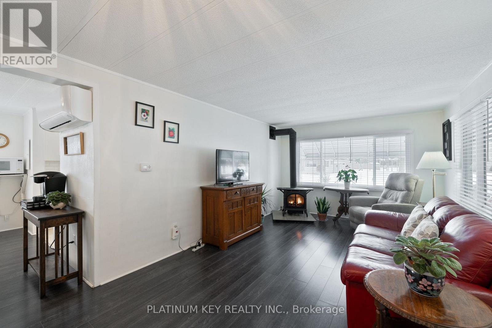 477 Richard Crescent, Strathroy-Caradoc (Se), ON - Indoor Photo Showing Living Room