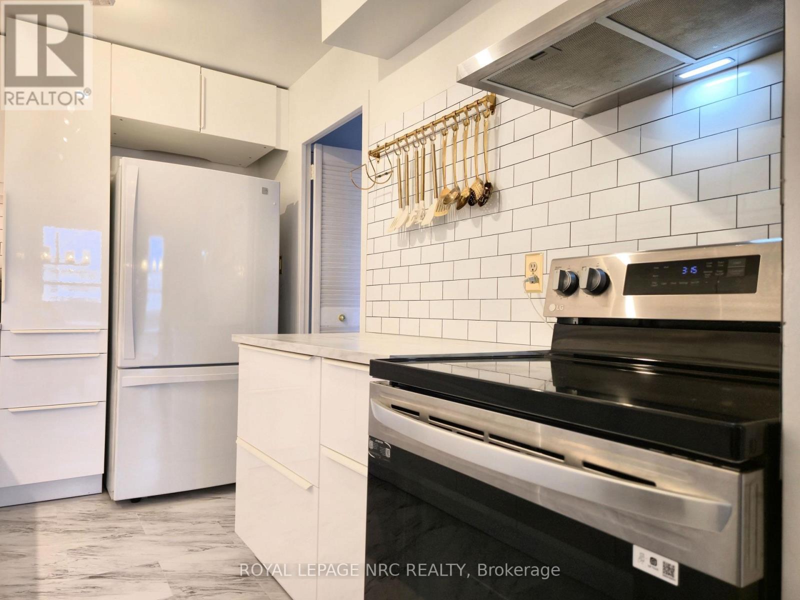 1108 - 35 Towering Heights Boulevard, St. Catharines (Glendale/Glenridge), ON - Indoor Photo Showing Kitchen
