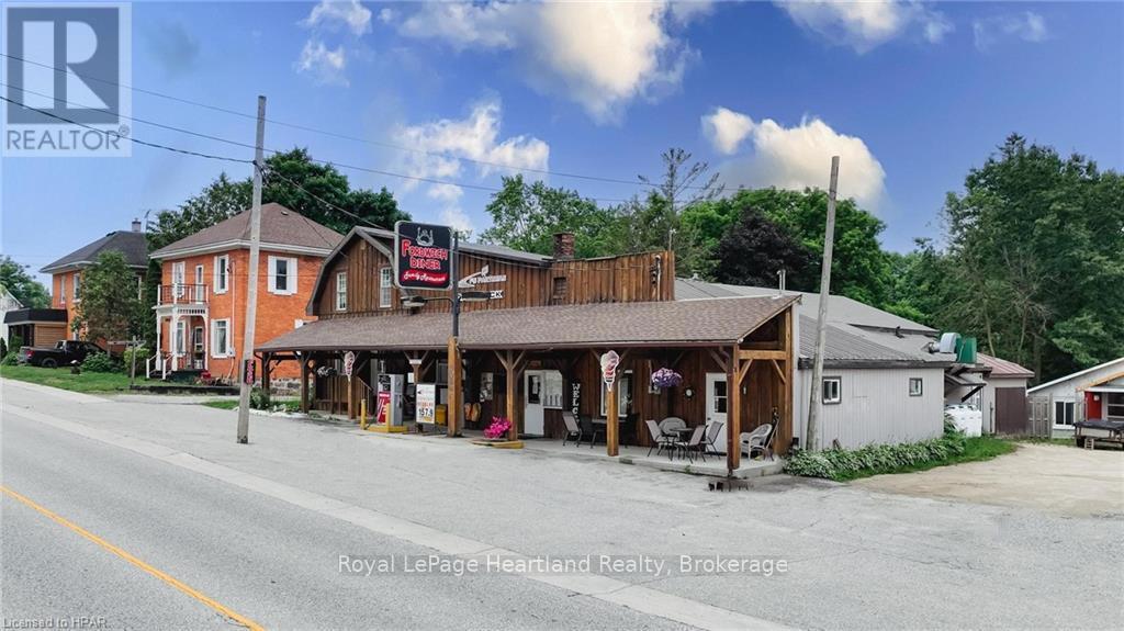 3064 Patrick Street, Howick, ON - Outdoor