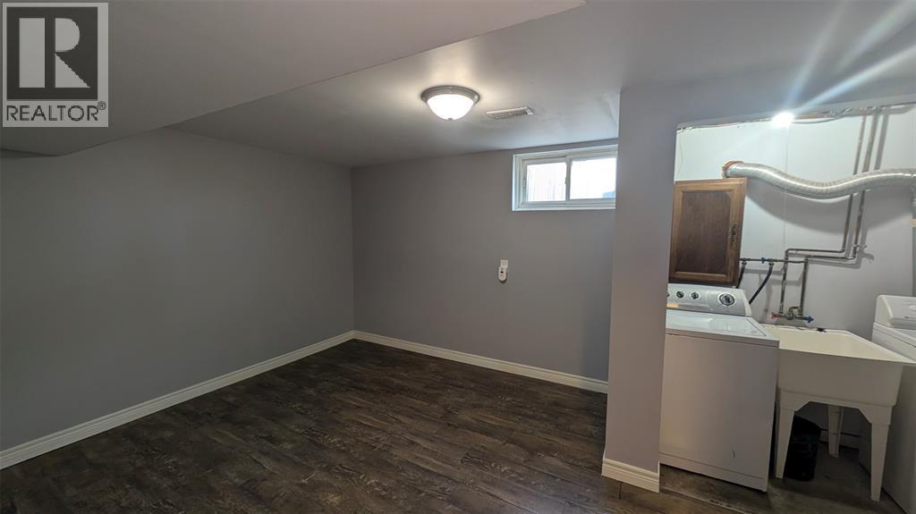 407 Murphy Road, Sarnia, ON - Indoor Photo Showing Laundry Room