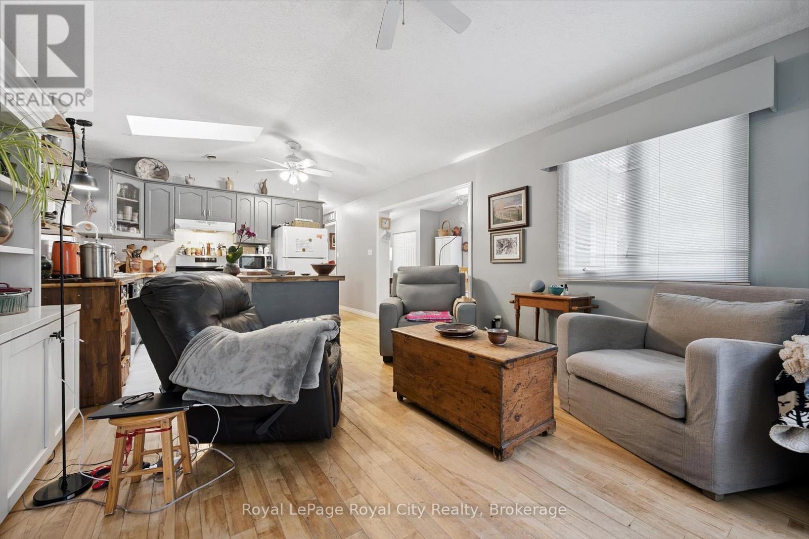10 Spruce Avenue, Puslinch, ON - Indoor Photo Showing Living Room