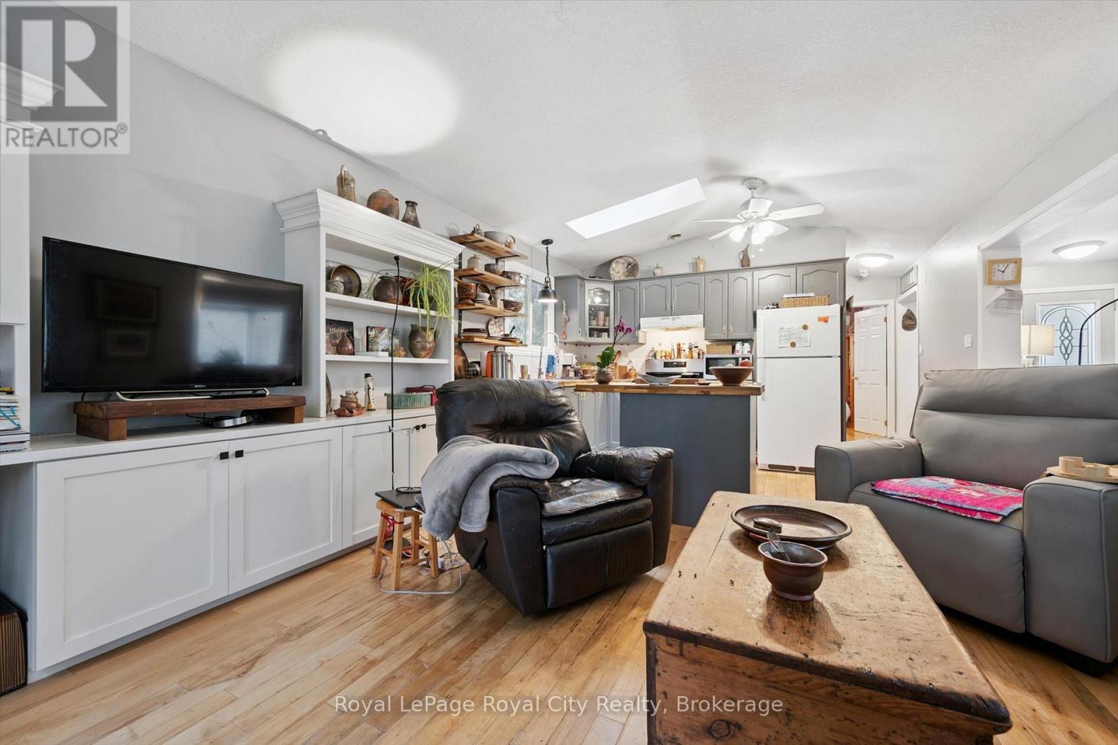 10 Spruce Avenue, Puslinch, ON - Indoor Photo Showing Living Room
