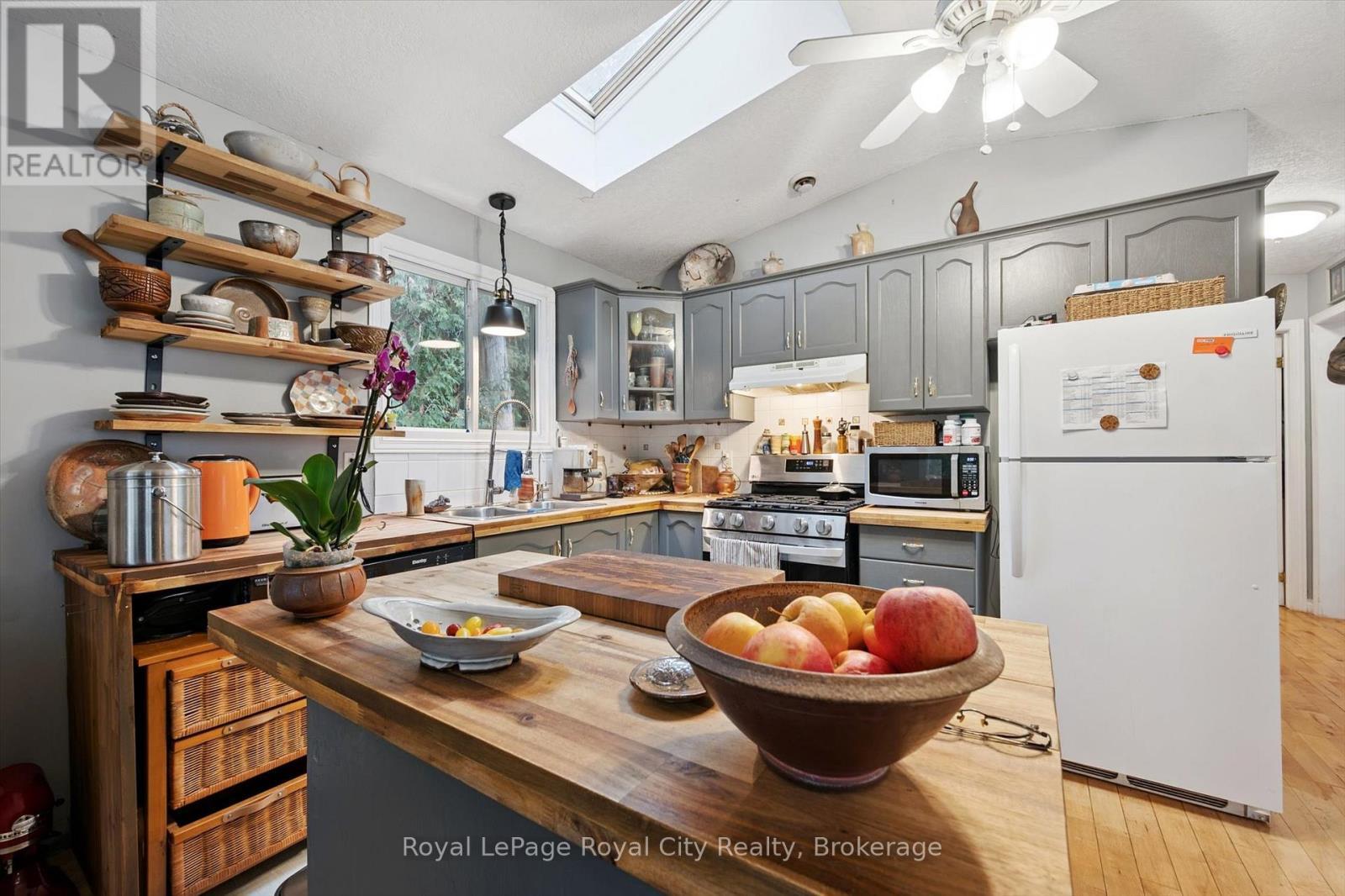 10 Spruce Avenue, Puslinch, ON - Indoor Photo Showing Kitchen