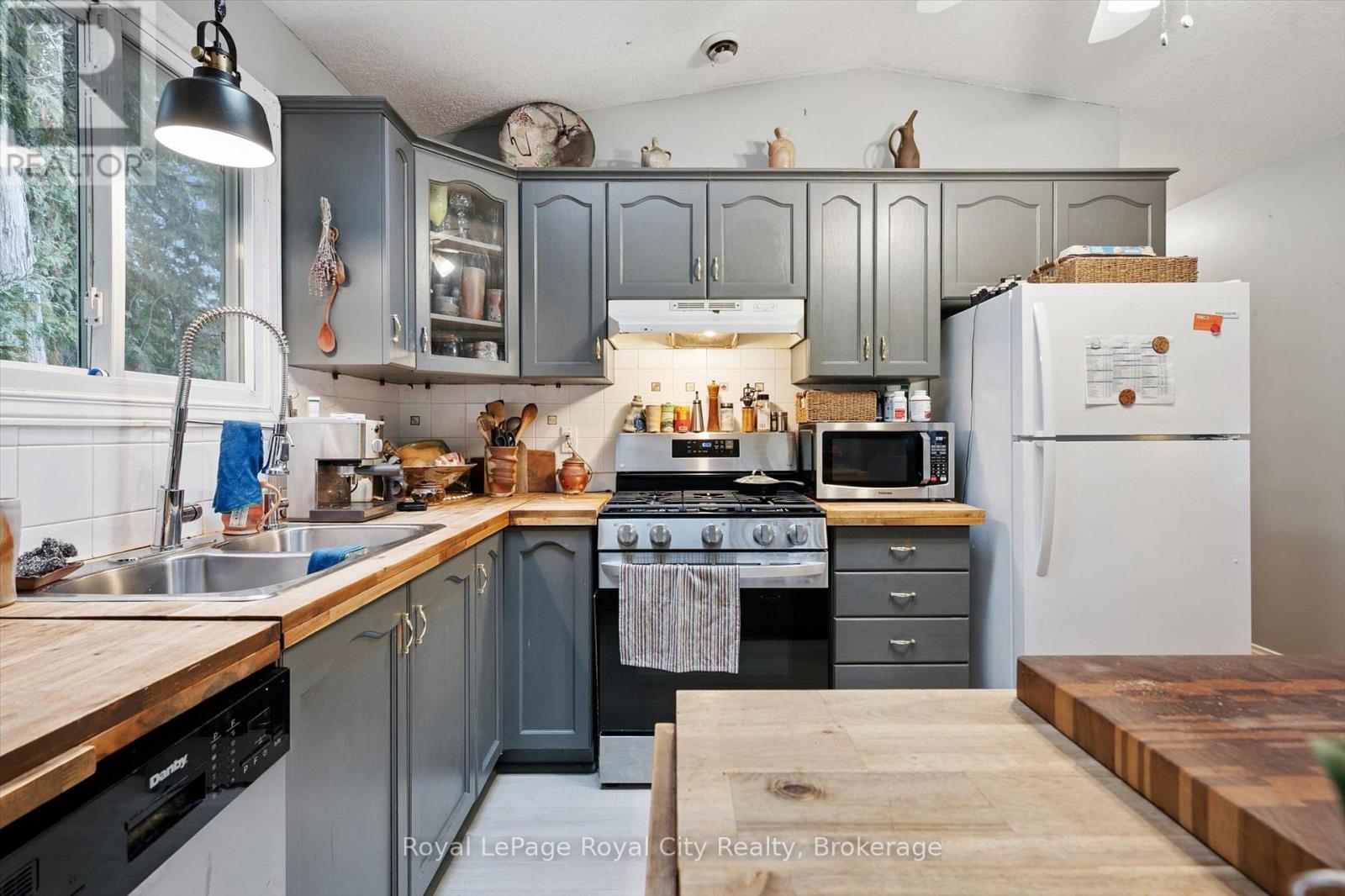 10 Spruce Avenue, Puslinch, ON - Indoor Photo Showing Kitchen With Double Sink