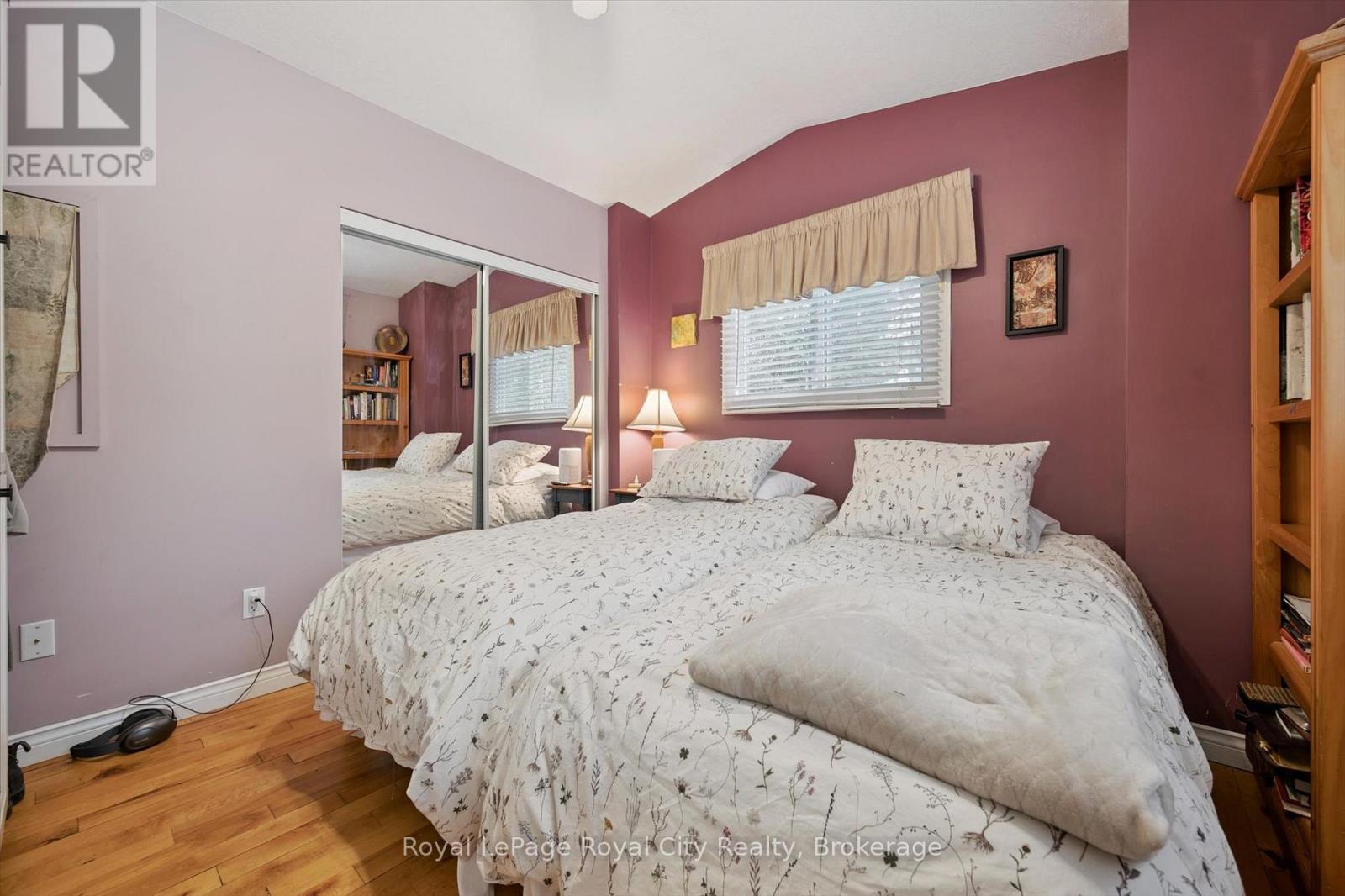 10 Spruce Avenue, Puslinch, ON - Indoor Photo Showing Bedroom