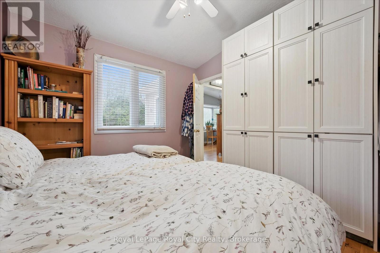 10 Spruce Avenue, Puslinch, ON - Indoor Photo Showing Bedroom