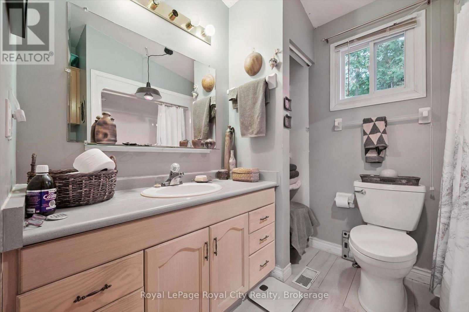 10 Spruce Avenue, Puslinch, ON - Indoor Photo Showing Bathroom