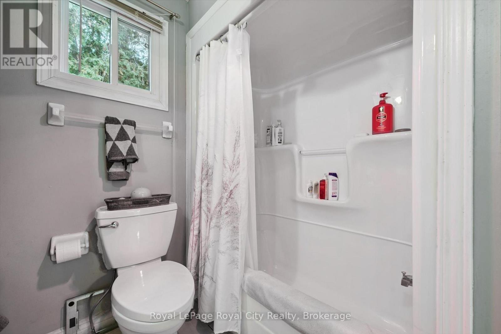 10 Spruce Avenue, Puslinch, ON - Indoor Photo Showing Bathroom