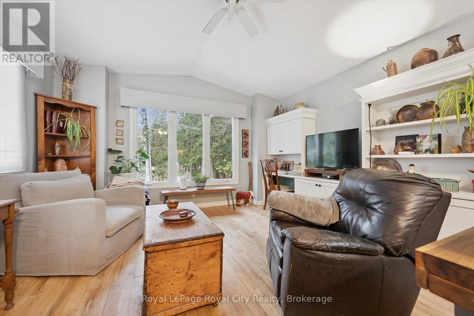 10 Spruce Avenue, Puslinch, ON - Indoor Photo Showing Living Room
