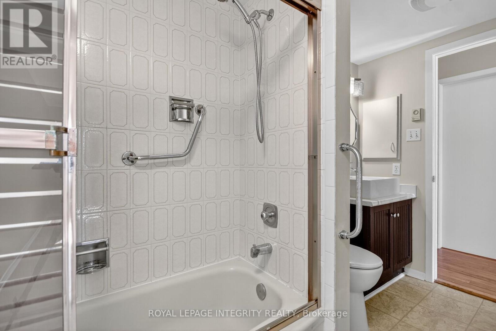 A - 214 Equestrian Drive N, Ottawa, ON - Indoor Photo Showing Bathroom