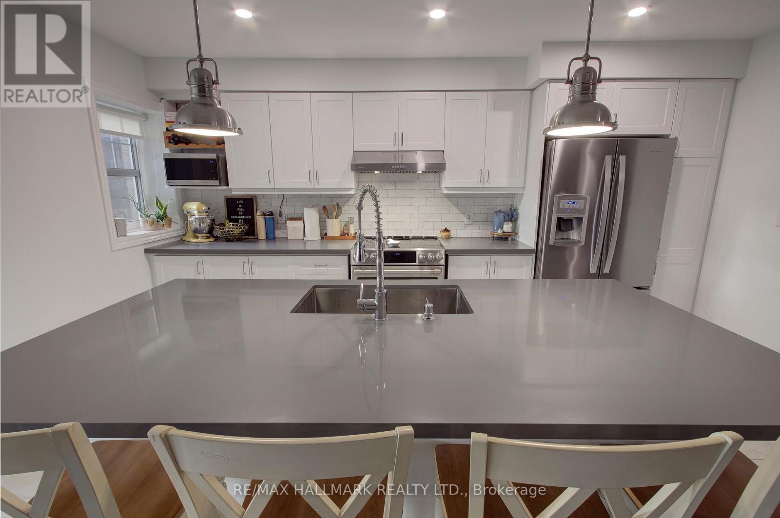 1036 Dragonfly Avenue, Pickering, ON - Indoor Photo Showing Kitchen With Upgraded Kitchen