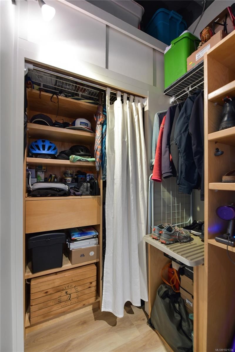 513-1061 Fort St, Victoria, BC - Indoor With Storage