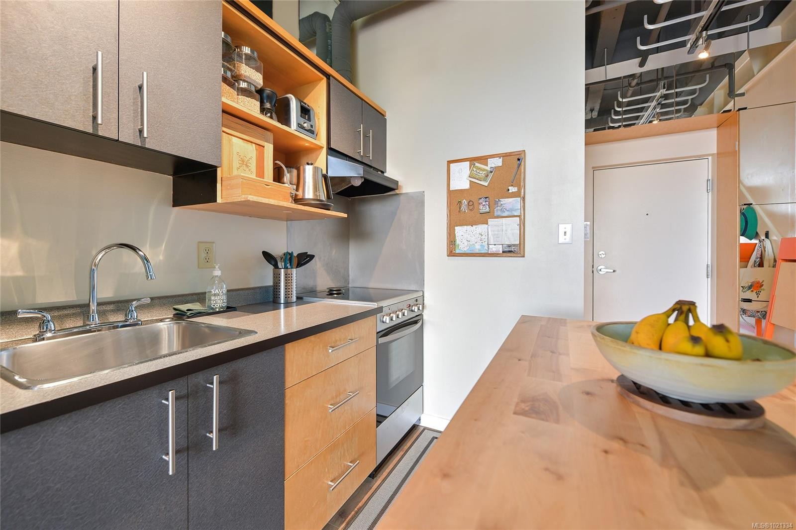513-1061 Fort St, Victoria, BC - Indoor Photo Showing Kitchen
